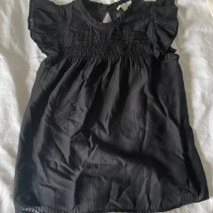 jätte fin blus med volang🐆💗 - Jätte fin blus som knappt e använd. Är i jätte fint skick och sitter jätte bra. Kontakta för fler och förhoppningsvis bättre bilder. Pris kan diskuteras privat 💗