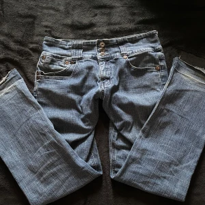 Bootcut Jeans med coola fickor -  Så fina jeans men ändå unika säljer för att jag inte använder dom. Lite bruna längst ner går att bara tvätta Midja 39 Längd 98