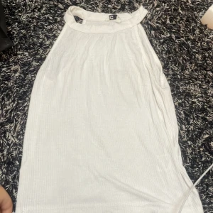 Vit top med rund hals  - Inte genomskinlig  