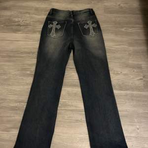 Mörk blå jeans  Low waist  Aldrig använda. Gratis frakt går att lösa om man swishar för byxorna