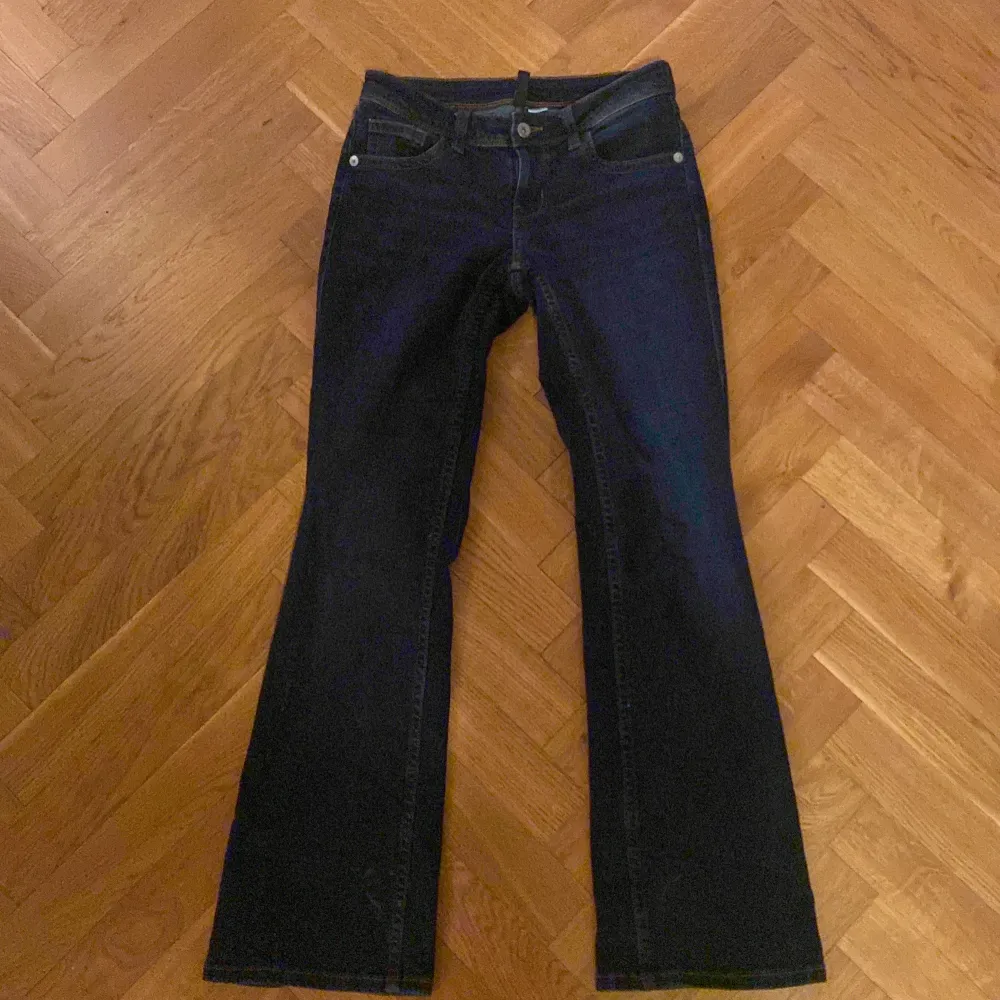 Säljer dessa super snygga Low waist jeans från hm!! Eftersom dom tyvärr inte passar. Väldigt fint skick och nästan aldrig använda. Pris kan diskuteras.. Jeans & Byxor.
