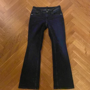 Low waist jeans - Säljer dessa super snygga Low waist jeans från hm!! Eftersom dom tyvärr inte passar. Väldigt fint skick och nästan aldrig använda. Pris kan diskuteras.
