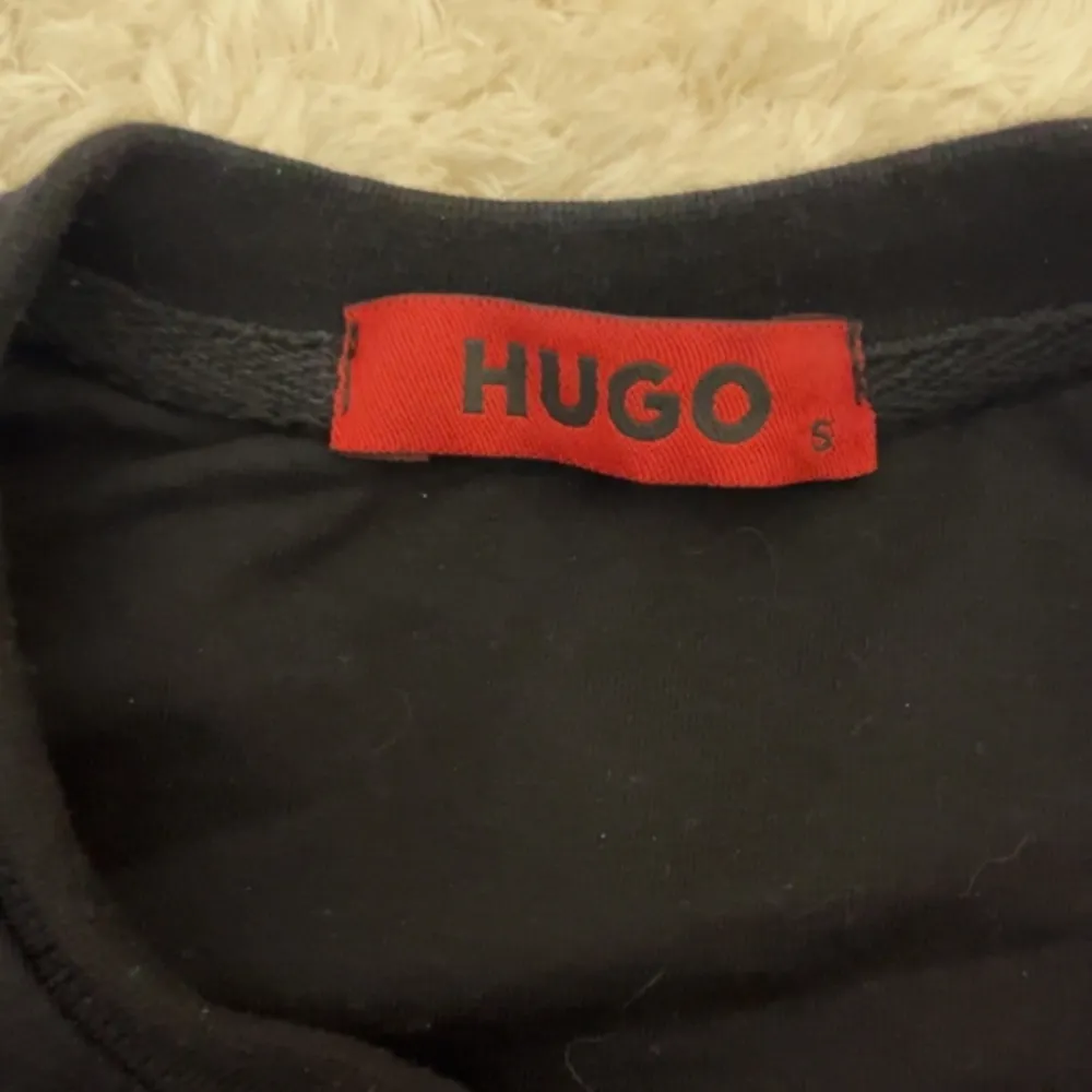 Snygg Hugo boss sweater i storlek S skulle vara slim fit på människor med storlek M.  Tvättas innan leverans!. Hoodies.