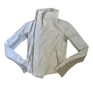 Rick Owens Läderjacka - Lammskinn Strlk S dam. Slim fit med långa ärmar och hög krage. Färgen är ivory white. Fin jacka från gammal kollektion innan 2013 om jag inte har fel. Fortfarande i gott skick med tanke på åldern. Skriv för mer bilder eller frågor. Öppen till bud