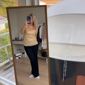 Midwaisted svarta kostymbyxor - Super bra skick då dem var för små och har knappt kunnat använda.