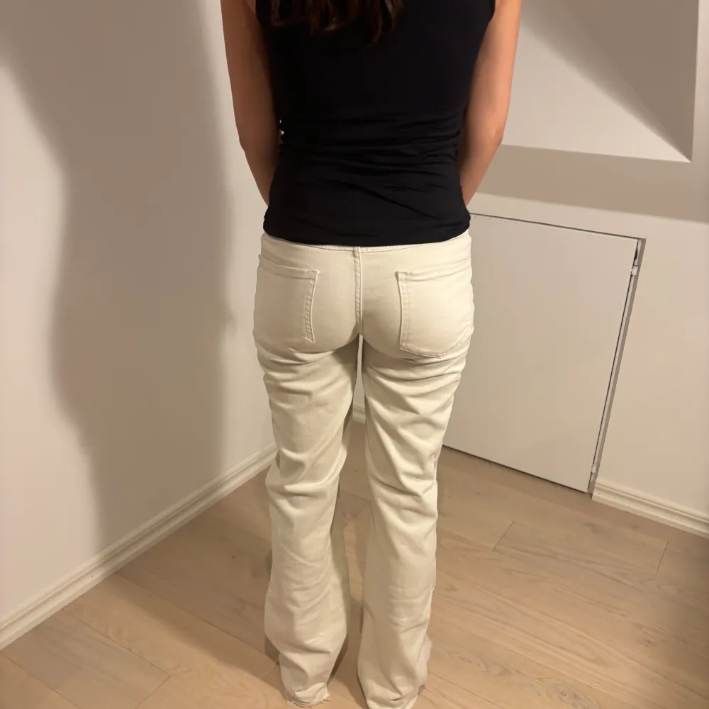 Vida krämvita jeans med medelhög midja! Från Bik Bok Pris kan diskuteras💓. Jeans & Byxor.