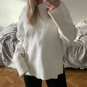 Stickad tröja Zara  - Jättemjuk och skön tröja från Zara med så fina detaljer! Den är rätt ”tung” och rejäl, och har slits på båda sidorna 🤎Använd 1-2 gånger så den är som ny! 