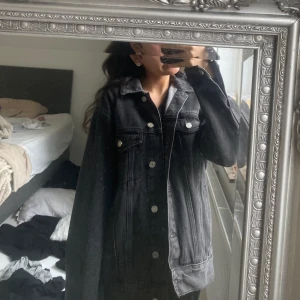 Jeansjacka  - Jätte fin nu till våren, typ aldrig använd🙌🏼💕