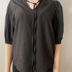 Vero Moda blus - En jättefin blus från vero Moda, nytt pris 350kr. Jag har aldrig använt bara testat, säljer denna blus för att den var för stor i storleken.