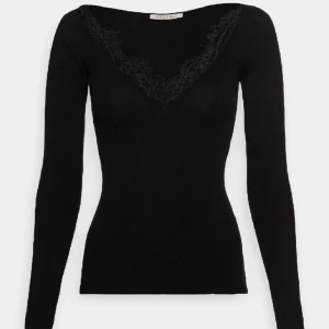 Långärmad tröja - En jättefin långärmad tröja från Anna Field. Aldrig anävnd, lappen sitter kvar. Lånade bilder😊