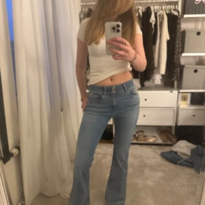 Mid waist Jeans -  Jättefina Mid waist Jeans från Replay Som tyvärr inte kommer till användning kollar de andra grejerna säljer💕💕 jag är 168 cm lång