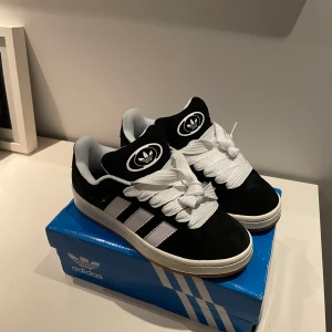 Adidas campus 00 - Nya oanvända adidas campus i storlek 38. Super snygga skor men tyvärr var de för små!