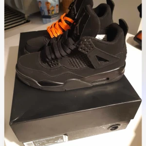 Jordan 4 black cat  - Hej! Nu säljer vi ett par sällsynta Jordan 4, OBS det är en replika men man ser inte det, väldigt bra matrial den är inte liten/stor i storleken ingår box och tag.