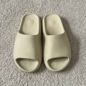 Yzy slides - Yeezy slide Size 7us (38/39) Open for offers 