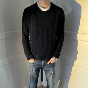 Ralph Lauren Crewneck - Stilig Crewneck från Ralph Lauren. Skick 7/10. Jag är 177 cm lång. Hör av er vid fler frågor. 