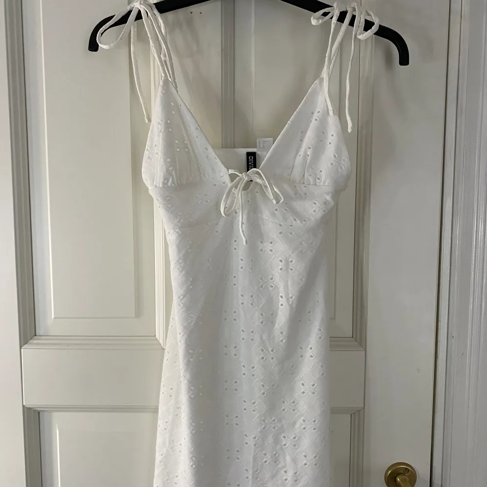 Jätte gullig vit sommar klänning i storlek xs💞 oanvänd💞 perfekt till nu i sommar. Klänningar.