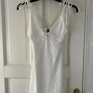 Jätte gullig vit sommar klänning i storlek xs💞 oanvänd💞 perfekt till nu i sommar