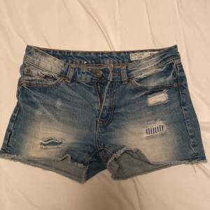 Säljer mina jeansshorts i storlek 160, sparsamt använda!❤️