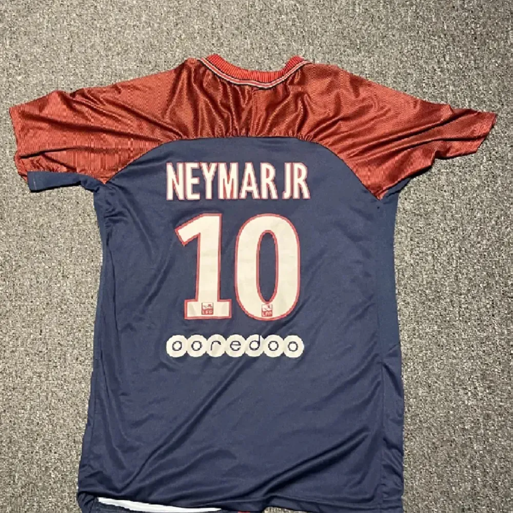 Säljer min psg tröja då den ej passar den är i toppskick och används en gång. Neymar på ryggen då han var dyraste spelaren de året. . T-shirts.