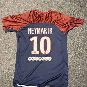 Säljer min psg tröja då den ej passar den är i toppskick och används en gång. Neymar på ryggen då han var dyraste spelaren de året. 