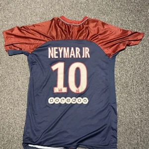Psg tröja  - Säljer min psg tröja då den ej passar den är i toppskick och används en gång. Neymar på ryggen då han var dyraste spelaren de året. 