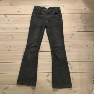 Perfekt Jeans Gina Tricot - Ett par mörkare gråa jeans i bra skick 