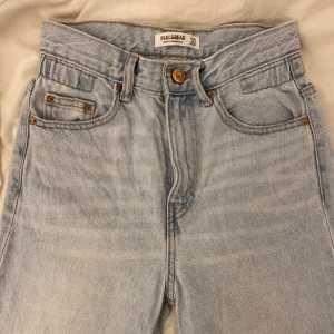 Ljusblåa raka jeans - Superfina 90-talsinspirerade jeans. Användes ett par gånger, fint skick! Storlek XS/34/6