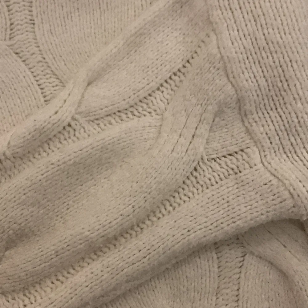 Vit styckad tröja från Zara. Har haft den i ca 2 år och jag har vuxit ur den, storleken är 140/ 9-10 år. Den har inga skador🤍. Tröjor & Koftor.