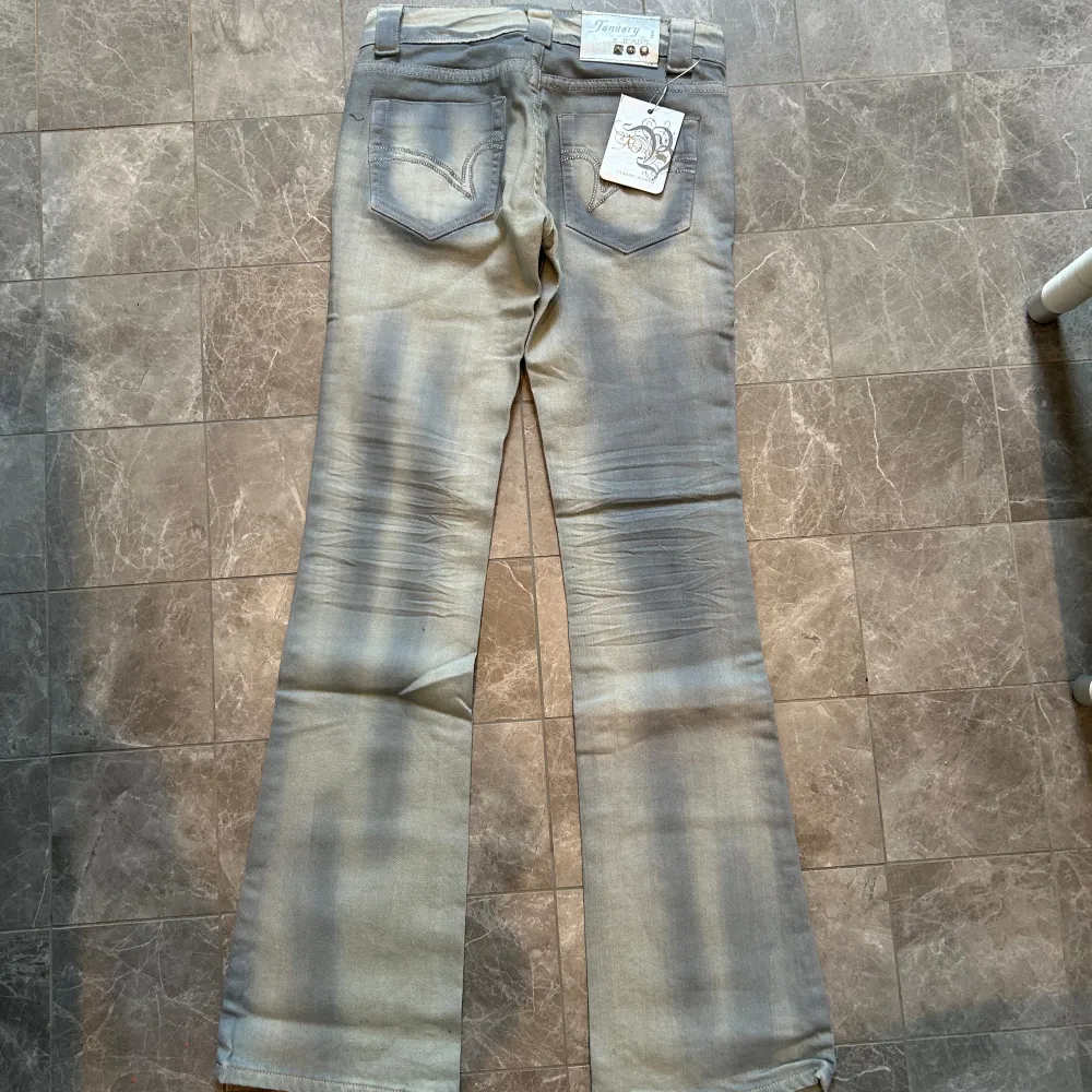 Jätte coola och unika jeans som tyvärr är försmå (har ingen bild med de på)  Midjemått: 37cm Innerbenslängd: 80cm. Jeans & Byxor.