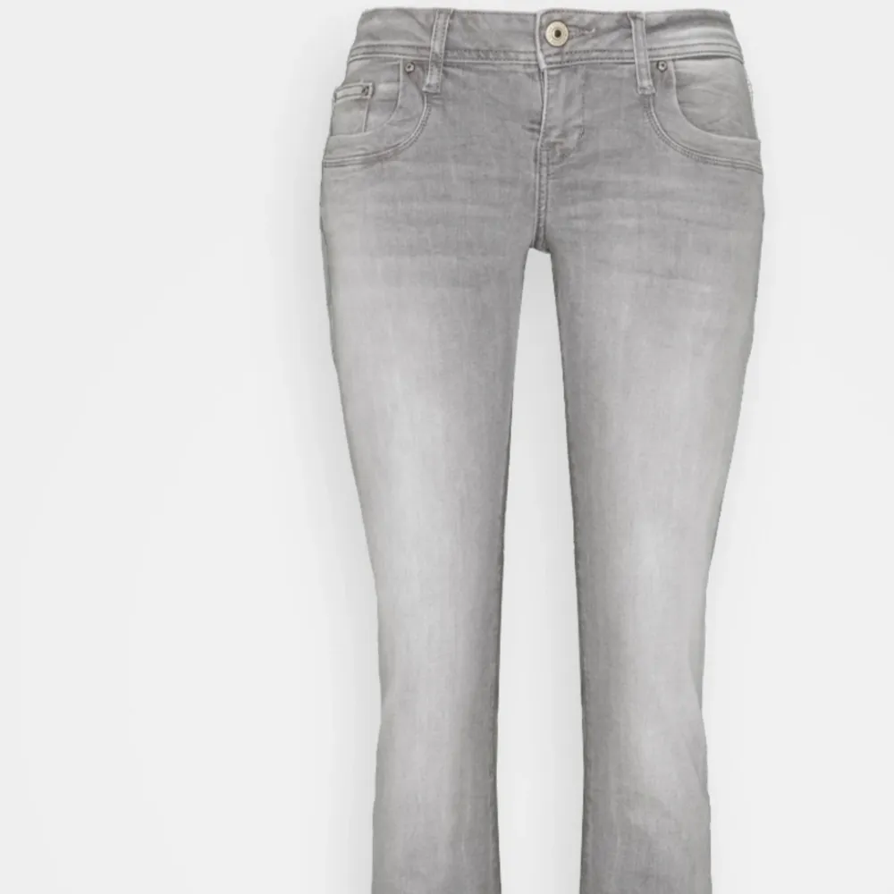 Ljusgråa ltb jeans i storleken 26/32! Förlängda där nere men annars inga som hälst slitningar eller hål! Kan tänka mej att sänka priset lite vid snabb affär!!. Jeans & Byxor.