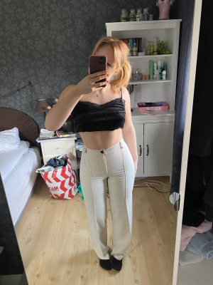 Zara kostymbyxor  - Säljer dessa jättefina kostymbyxorna från Zara! Stl står inte då jag har sytt in dom i midjan men de är 34cm tvärs över (68cm omkrets) och passar mig i längden som är 168cm. Säljer då de tyvärr inte kommer till användning längre. 