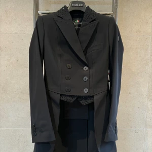 Dressyrfrack🖤 - Dressyrfrack🐴🖤  Nästintill ny frack, använd 3 starter. Jag har bytt till helsvarta knappar, men dom glittriga finns kvar.  Färg - Svart Storlek - Italiensk 38 - motsvarar svensk 34 Nypris - 10.099 (+245 för extra knappar) Säljs för - 6000kr