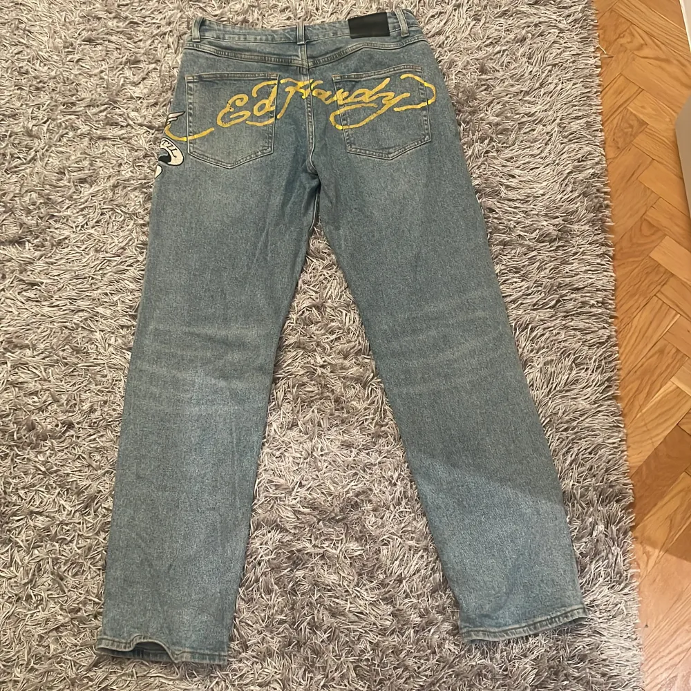Ett par riktigt fräsch jeans från märket ed Hardy, sälj pågrun av att de inte kommer till änvändning mer (priset är inte ristat i sten). Jeans & Byxor.