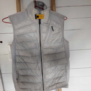 Vit parajumper väst  - Bra skick säljer den pga att den har blivit för lite 