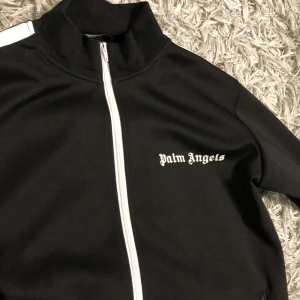 Palm Angels tröja - Hej, Säljer denna palm angels tröja pågrund av att den är för stor för mig. Skick är som ny men använts 3-5 gånger. Inget fel på tröjan. Tröjan har YKK taggarna på kedjan. Väldigt luftig och skönt material. Size M men lite större och passar mer L. /O