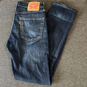 Levis 511  - Säljer dessa par Levis 511 i en snygg washed mörkblå färg | STL W30 L32 | Skick: 9/10 | Hör av dig vid frågor eller funderingar