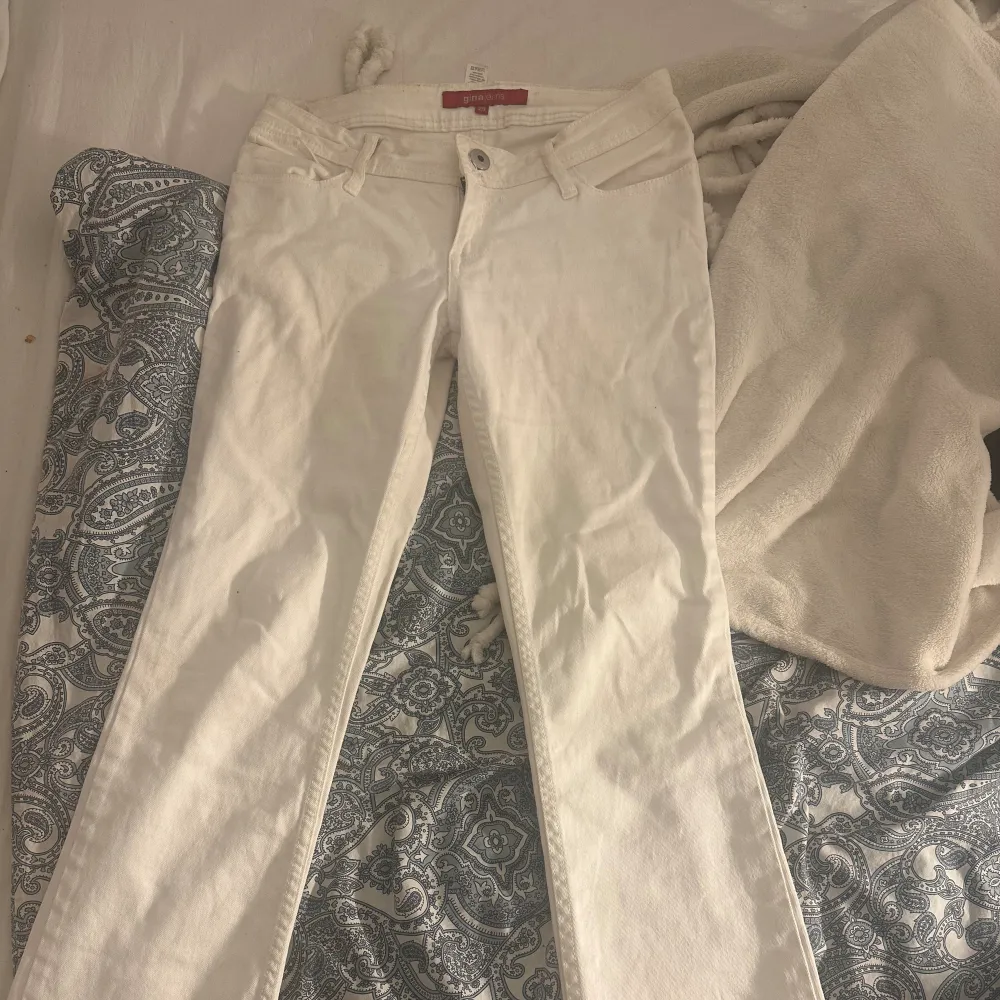 Super fina vita lågmidgade bootcut jeans som är min mammas gamla,as snygga nu till sommaren,står ingen storlek men passar bra på mig med S-M❤️❤️. Jeans & Byxor.