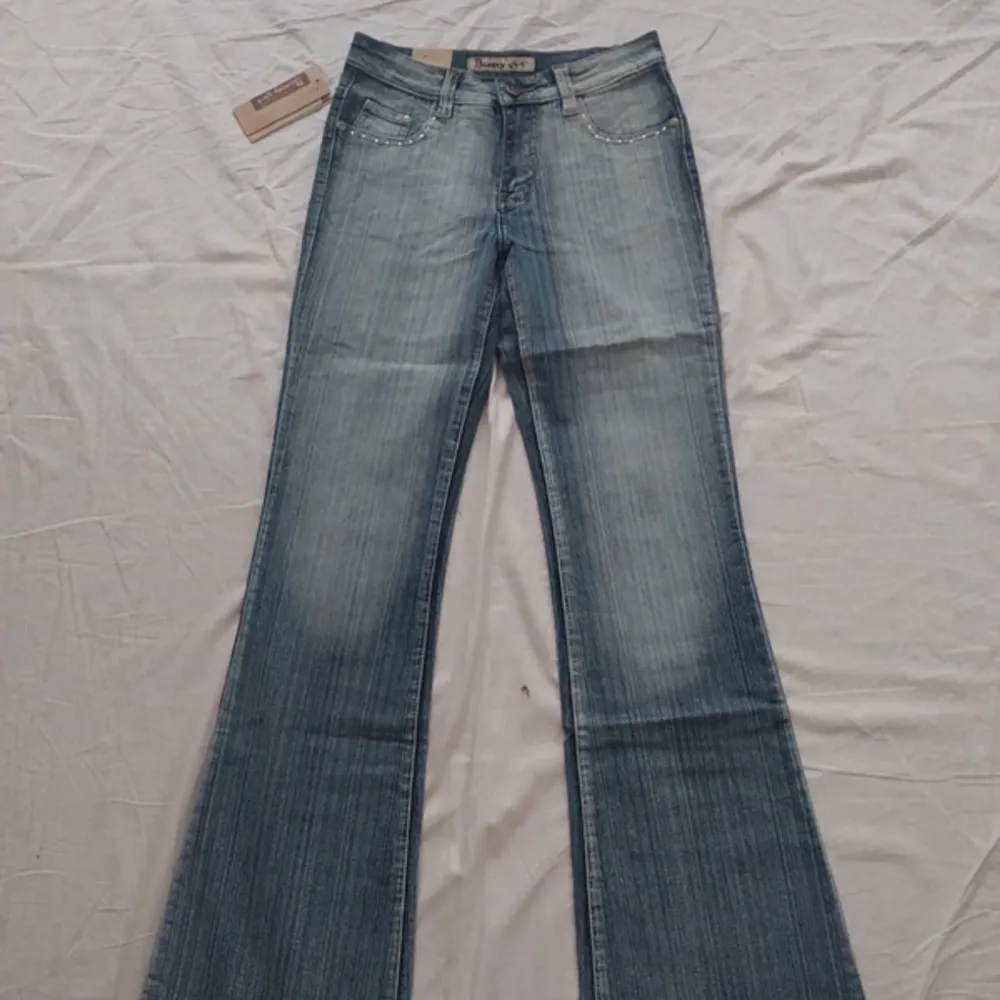INTRESSEKOLL!  Jättefina vintage jeans i storlek XS-S. Skriv för minsta lilla fundering. Tryck inte på ”köp nu” knappen💕. Jeans & Byxor.
