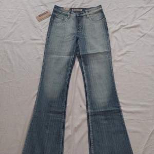 INTRESSEKOLL!  Jättefina vintage jeans i storlek XS-S. Skriv för minsta lilla fundering. Tryck inte på ”köp nu” knappen💕