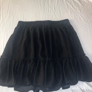 Kjol - Svart kjol från New Yorker i storlek M som inte kommer till användning☺️