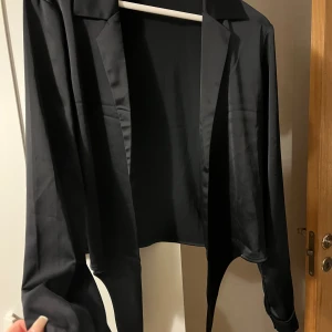 Blus - Svart blus från bikbok.