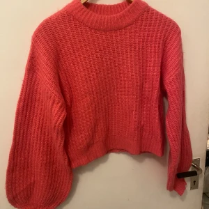 Fin stickad tröja - Fin lite kortare stickad tröja! 💕Storlek xs ifrån vila