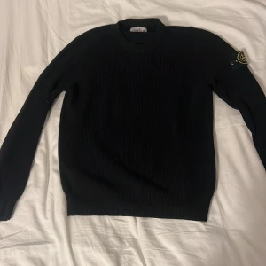Stone Island stickad tröja  - Stickad tröja från Stone Island, 3000kr nypris 