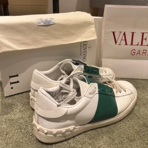 Gröna Valentinos, Helt okej skick - Säljer mina valentinos i helt okej skick om ni vill ha ytterligare bilder eller mer info så är det bara att fråga. Är i storlek 44 men passar bra till dom som har storlek 43.