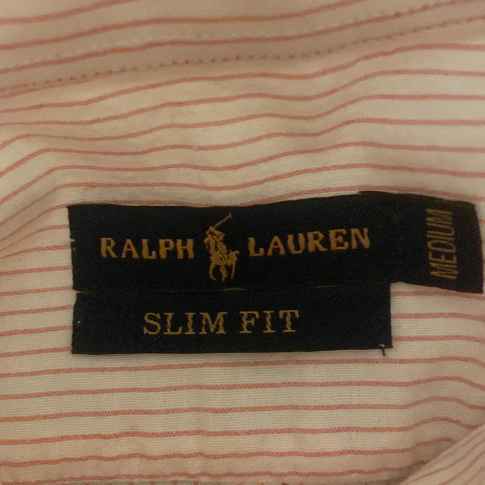 Tjena säljer en Ralph lauren skjorta eftersom den är för stor. Testad 1 gång! Den är äkta men har inget bevis tyvärr! Riktigt fett till sommaren. Skjortor.