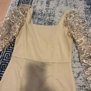 Klänning  - Aldrig använt, endast provat klänningen. 