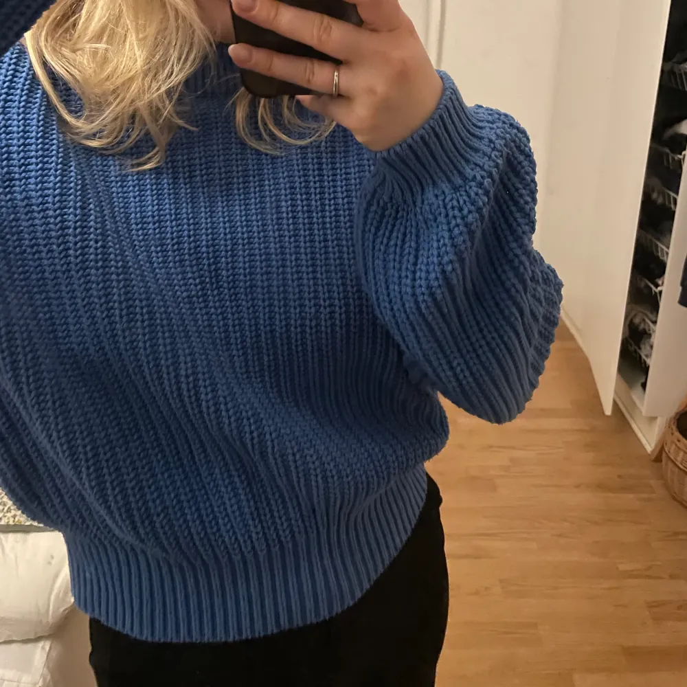 Jättefin blå stickad tröja från Åhléns. Väldigt fin färg på sommaren! Storlek S.. Stickat.