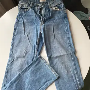 Raka jeans från Stradivarius 