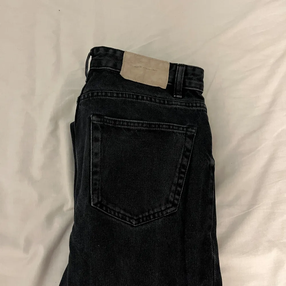 Jeans ifrån zara, storlek 40 Svart tvättad färg Använda en del men bara ett litet tecken på använding (se bild 3) Skick 7/10 Priset går att diskutera . Farkut & Housut.