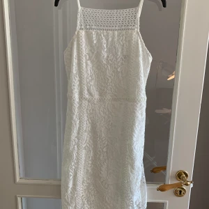 Vit festklänning  - Vit klänning som kan användas till tex student eller avslutning. Klänningen kommer från Gina tricot och är använd enstaka gånger. Den slutar vid knät och knäpps med dragkedja